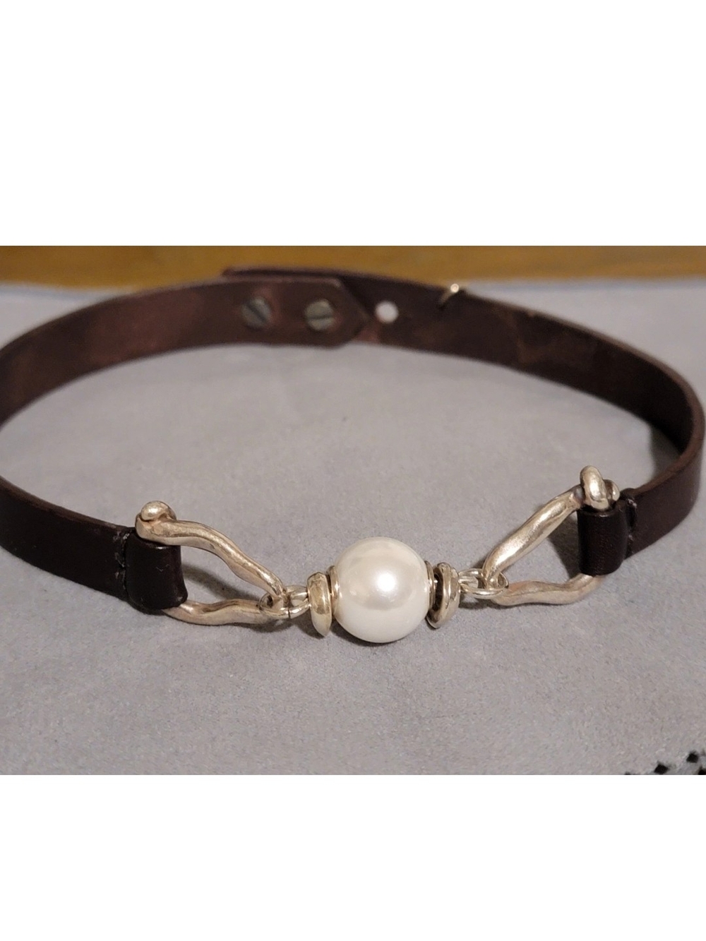 UNO de 50 Brown Leather Choker with Central White Pearl & Silver Plated Hardware